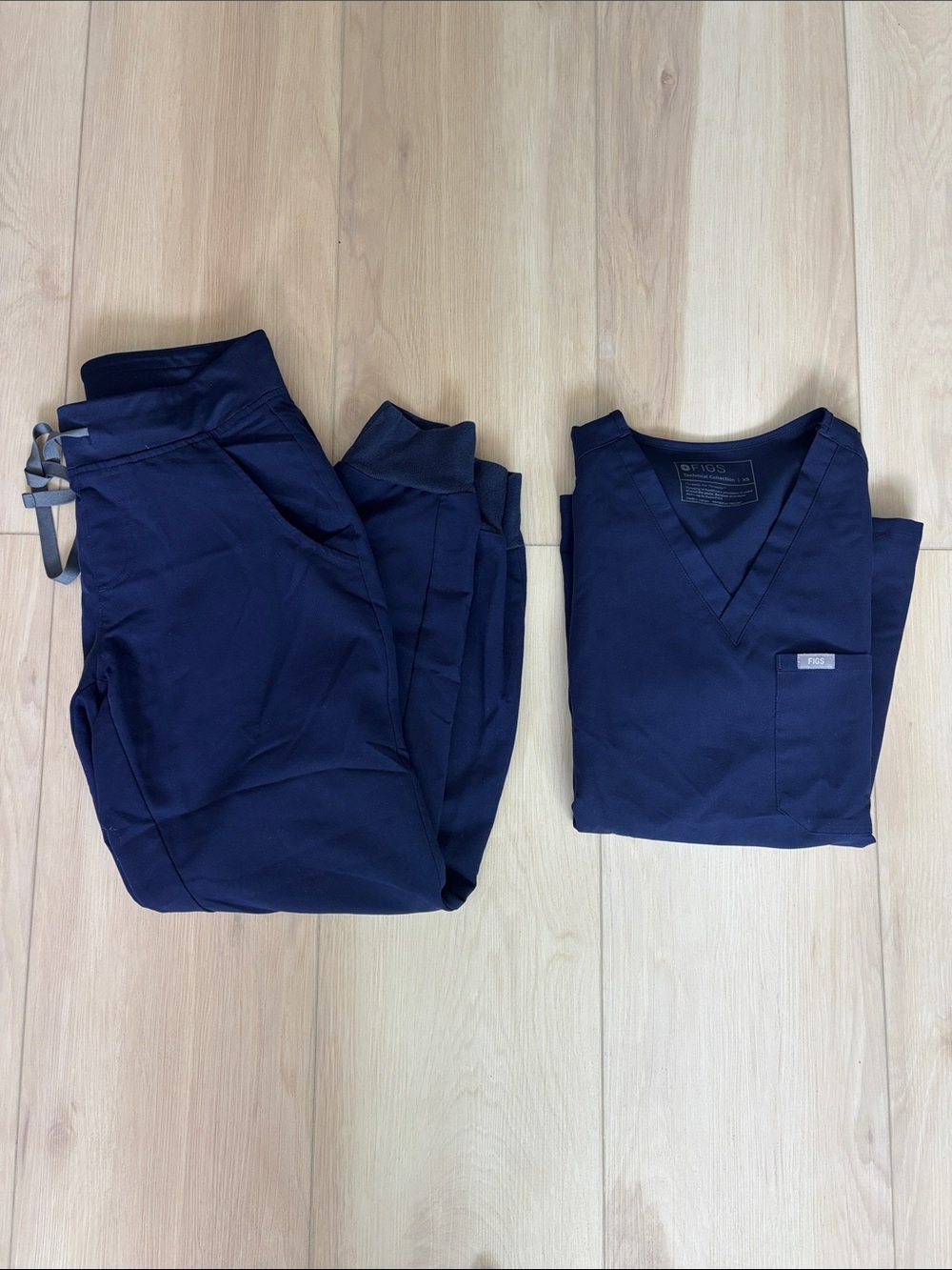 Figs Women's Navy Catarina Scrub Top & Zamora Jogger XS/XSP